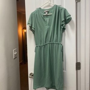 Green mid length dress, lined, with a synched waist